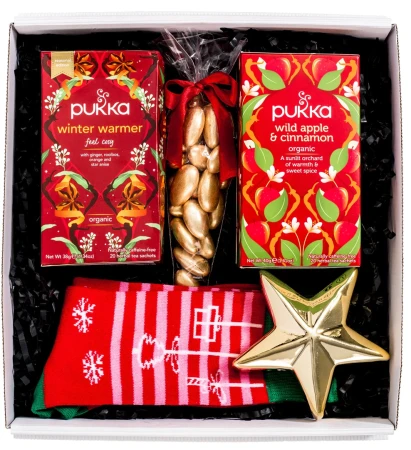 59-zestaw-prezentowy-herbata-pukka-winter-warmer-i-wild-apple-skarpetki-swiateczne-czekoladki-w-polewie-bombka-gwiazdka-a.webp